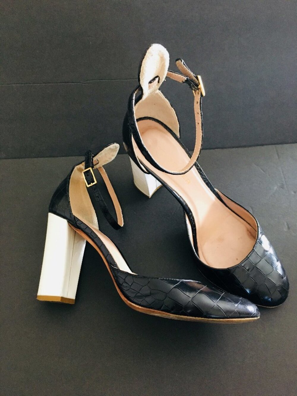 Pre-Loved. Kurt Geiger London. Leather Heels. Black & White. EU Sz 39. Italy.